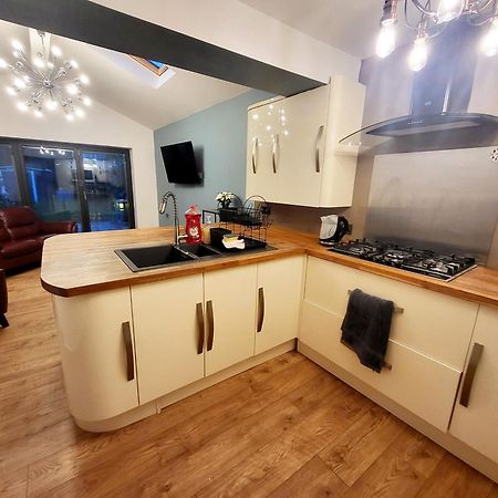 Apartament 3-Bed Family Haven With Free Parking Huddersfield Zewnętrze zdjęcie