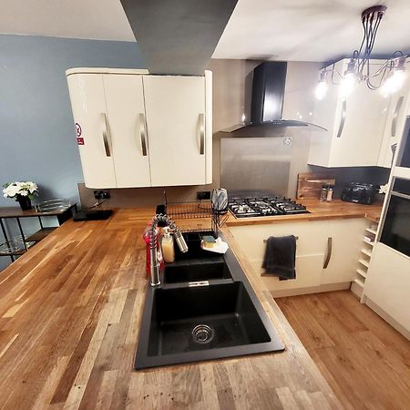 Apartament 3-Bed Family Haven With Free Parking Huddersfield Zewnętrze zdjęcie