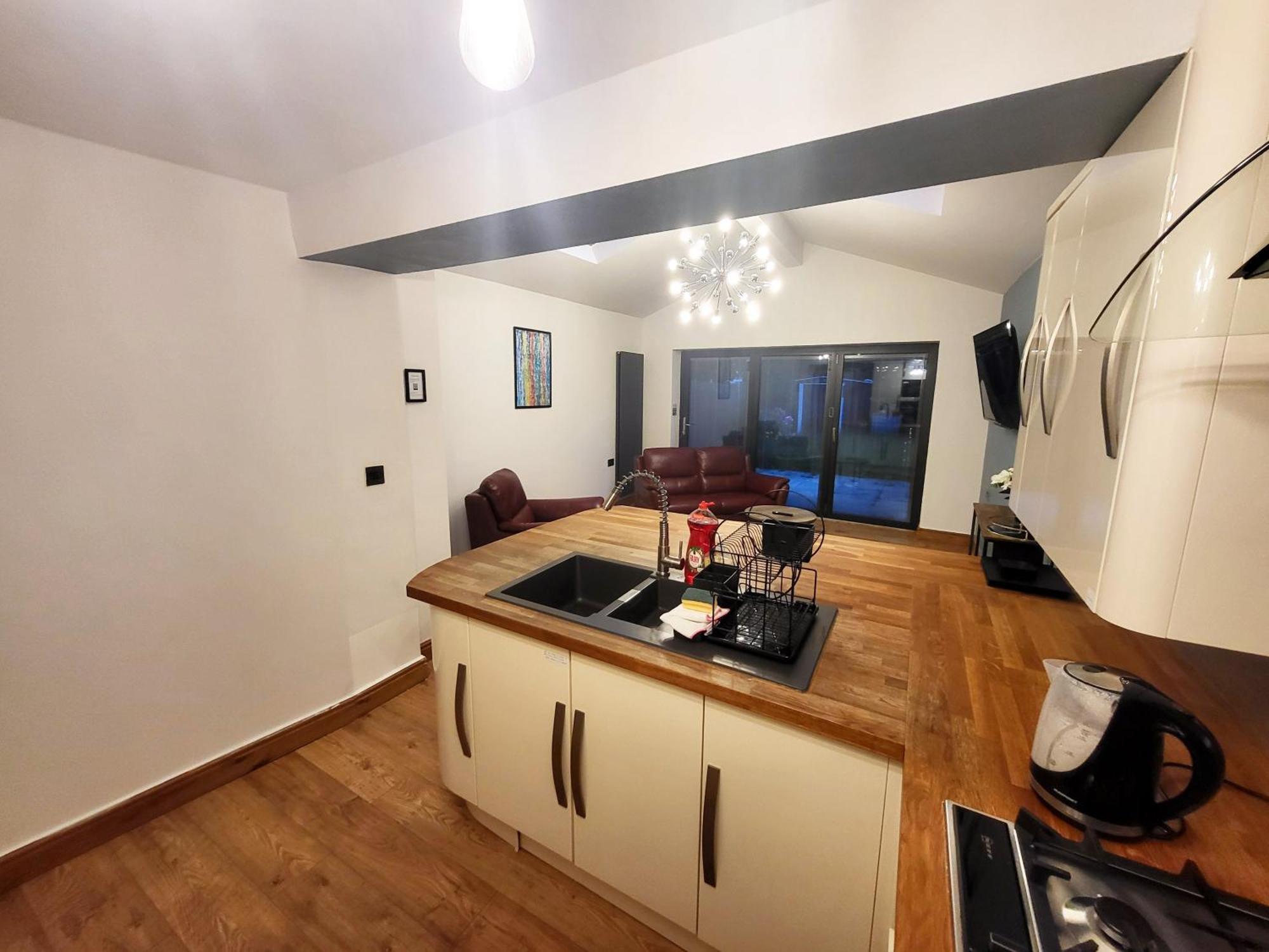 Apartament 3-Bed Family Haven With Free Parking Huddersfield Zewnętrze zdjęcie